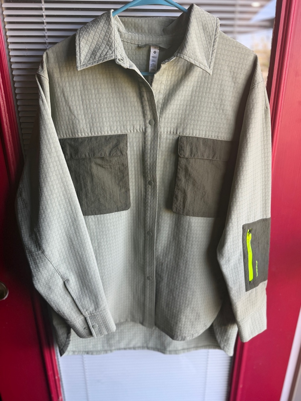 Women’s Lululemon Hiking Over-shirt Size 8 - Picture 5 of 5